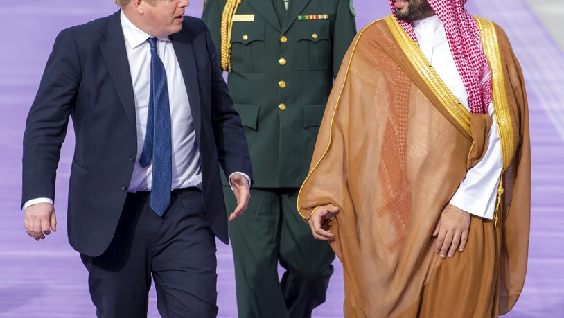Der britische Premier Boris Johnson weilt derzeit in Saudi-Arabien. Im Gespräch mit dem saudischen Kronprinzen Mohammed bin Salman (rechts) setzte er sich für eine Erhöhung der Ölproduktion ein.