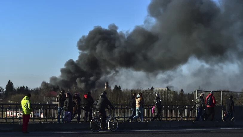 Heute morgen teilte Andrij Sadowij, Bürgermeister von Lwiw im Westen der Ukraine, mit, dass es am Flughafen der Großstadt zu heftigen Explosionen gekommen sei. Dies bestätigte nun der Kreml. Foto: Ismail Coskun/IHA/AP/dpa