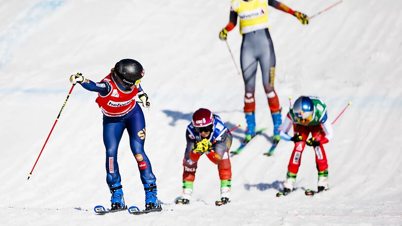 Fanny Smith (rechts) kämpft sich mit leerem Energietank als Dritte auf das Podest