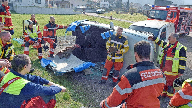 Für Einsatzkräfte und Figuranten anstrengend: Aus dem Verunfallten Auto werden Verletzte geborgen und abtransportiert.