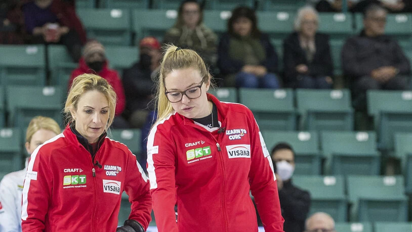 Silvana Tirinzoni (links) und Alina Pätz haben weiterhin alles im Griff