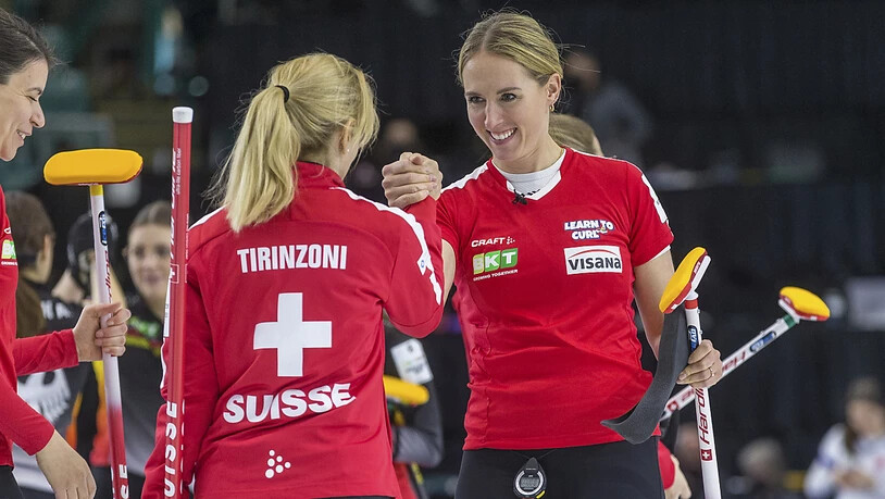 Eitel Freude im Schweizer Team: Silvana Tirinzoni und Melanie Barbezat