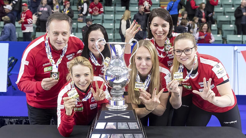 Gruppenbild mit Pokal und Mann. Von links: Coach Pierre Charette, Silvana Tirinzoni, Carole Howald, Melanie Barbezat, Esther Neuenschwander und Alina Pätz im Triumphgefühl