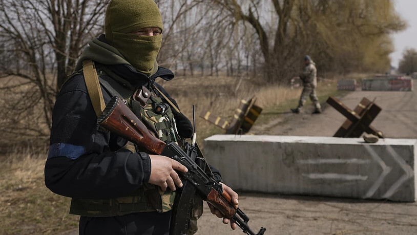 Mitglieder der Territorialverteidigung besetzen einen Kontrollpunkt außerhalb von Brovary, Ukraine. Foto: Vadim Ghirda/AP/dpa