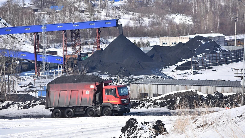ARCHIV - Lastwagen transportieren Kohle bei Nowokusnezk in Sibirien. Foto: Christian Thiele/dpa