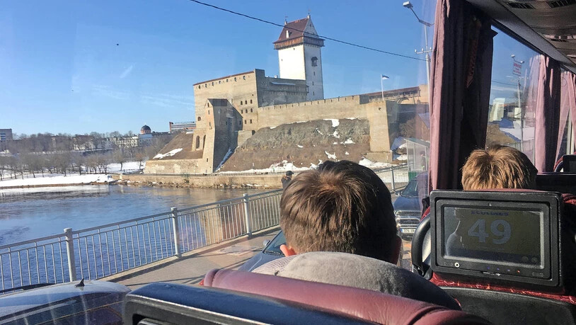 Im Bus: Nach knapp drei Stunden Fahrt  kommen die Mauern der Festungen von Iwangorod auf russischer und Narwa auf estnischer Seite in Sicht.