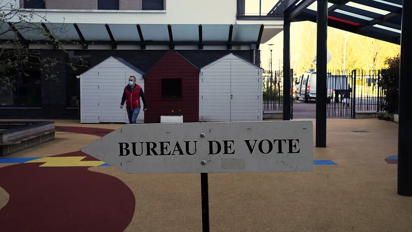 Stimmabgabe in einem Pariser Wahllokal. Foto: Michel Euler/AP/dpa