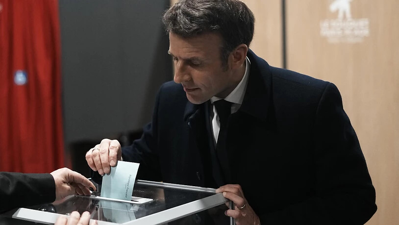 Emmanuel Macron gibt seine Stimme im nordfranzösischen Badeort Le Touquet-Paris-Plage ab. Foto: Thibault Camus/AP/dpa
