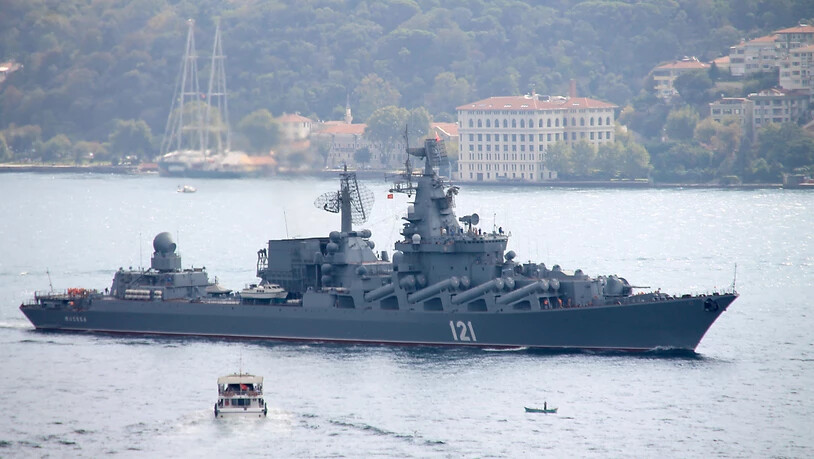 ARCHIV - Der russische Lenkwaffenkreuzer «Moskwa» fährt durch den Bosporus ins Mittelmeer. Nach einer Explosion im Munitionslager des Schiffes muss Russland in seinem Krieg gegen die Ukraine künftig auf seinen wichtigsten Raketenkreuzer im Schwarzen Meer…
