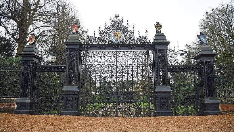 ARCHIV - Die Norwich-Tore zum Sandringham Palast, dem Landsitz der britischen Königin sind geschlossen. Queen Elizabeth II. will ihren 96. Geburtstag am 21.04.2022 auf ihrem ostenglischen Landsitz Sandringham verbringen. Foto: Kirsty O'connor/PA Wire/dpa