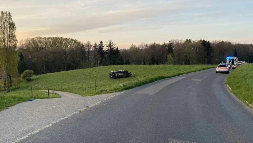 Das Unfallauto kam auf einem Feld in Montagny FR zum Stillstand.