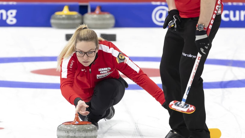 Alina Pätz, begleitet von Sven Michel, bei der Steinabgabe