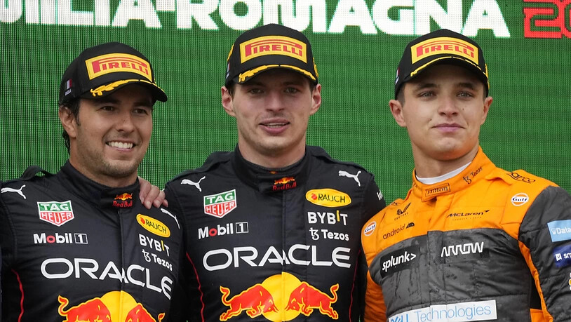 Das Podesttrio in Imola: Sieger Max Verstappen (Mitte) vor seinem Red Bull-Teamkollegen Sergio Perez (links) und dem McLaren-Fahrer Lando Norris