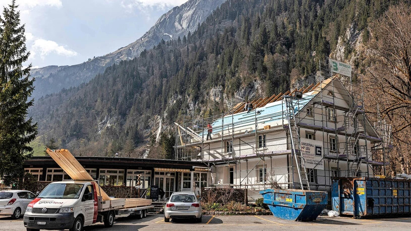 Freuen sich trotz Hotel-Sanierung auf die Restaurant-Eröffnung am 1. Mai: Bauprojektleiter Anton Müller (von links), Silvana Larice und Thomas Diem von «we are good for you» (ohne Miriam Larice) und Besitzerin Ester Schallberger.