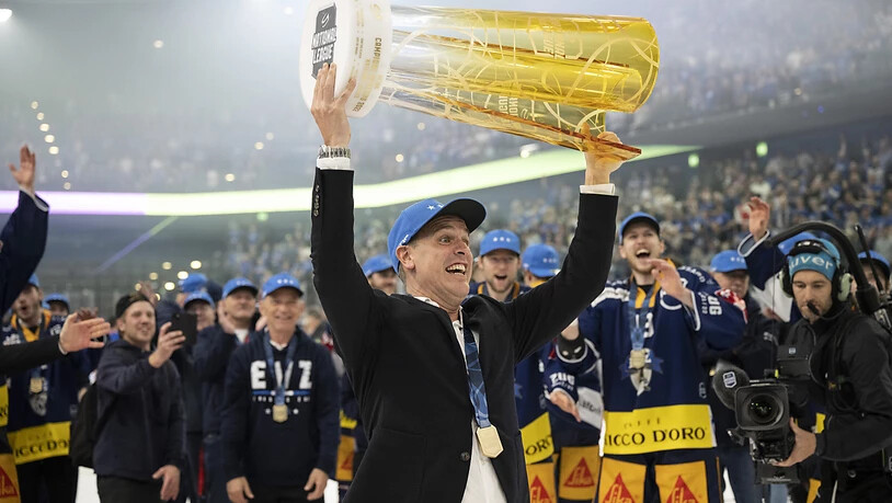Zugs Cheftrainer Dan Tangnes zeigt freudestrahlend den Meisterpokal