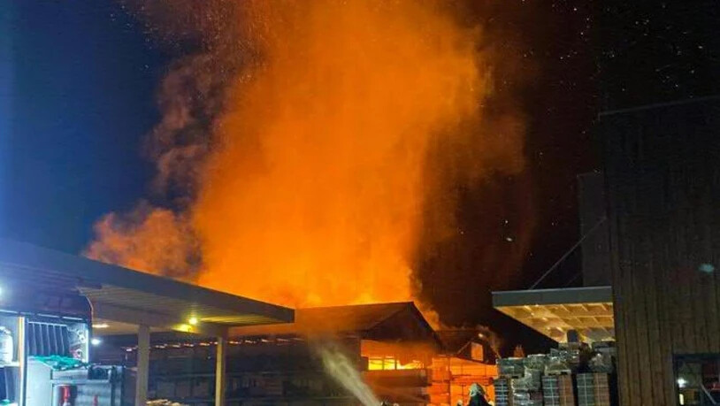 Ein Raub der Flammen: Das Feuer zerstörte zwei als Holzlager genutzte Unterstände teilweise.