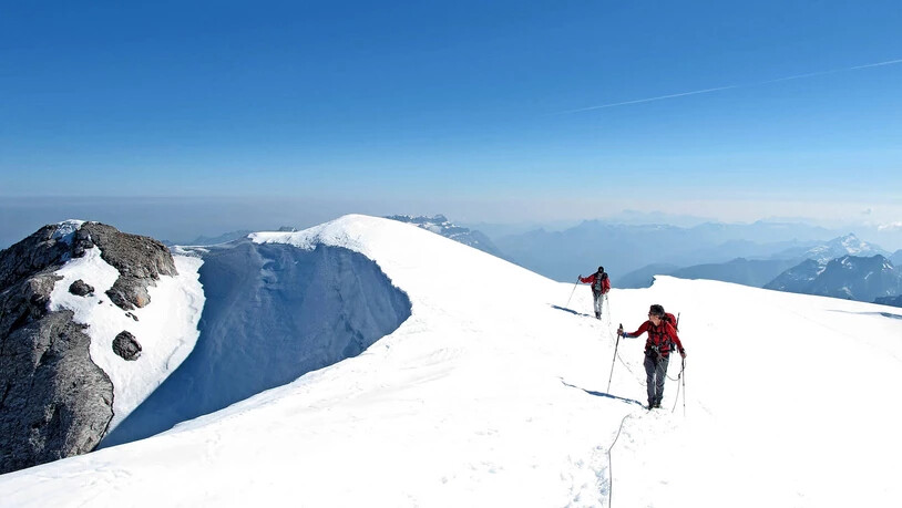Mit dem Bergführer sicher unterwegs: Die Profis kennen den Aufstieg zum Tödi – hier auf dem Simlergrat kurz vor dem Gipfel des Piz Russein.