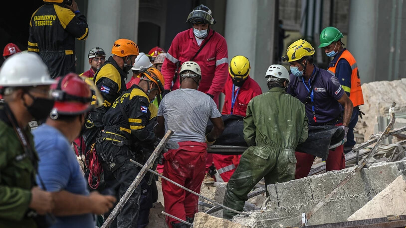 Rettungsteams bergen eine Leiche am Ort der tödlichen Explosion, die das Fünf-Sterne-Hotel Saratoga in Havanna, Kuba, zerstört hat. Foto: Ramon Espinosa/AP/dpa