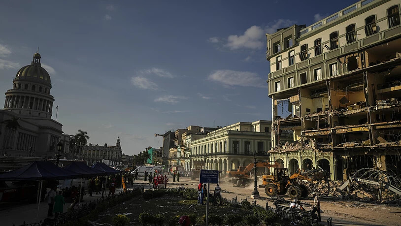 dpatopbilder - Rettungskräfte entfernen Trümmer vom Ort einer Explosion, die das Fünf-Sterne-Hotel Saratoga zerstört hat. Bei der Explosion an einem Luxushotel in der Altstadt der kubanischen Hauptstadt Havanna sind mehrere Menschen ums Leben gekommen…