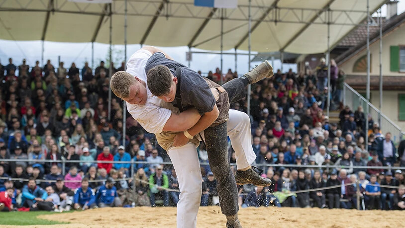 Fabian Durrer (links) bodigt hier im Schlussgang Christian Zemp
