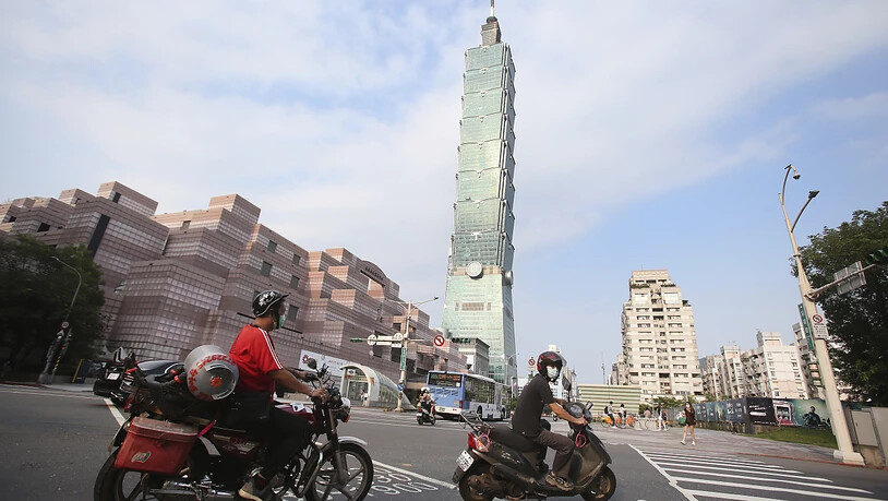ARCHIV - Fahrzeuge fahren auf einer Straße an dem Wolkenkratzer «Taipei 101» vorbei. Taiwan wurde von einem Erdbeben der Stärke 6,1 erschüttert. Das Epizentrum lag 90 Kilometer östlich der Küstenstadt Hualien im Meer, wie das seismologische Zentrum in…