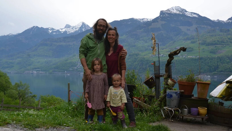 Aleixo Castelberg und Anja Stamm mit ihren beiden Kindern. 