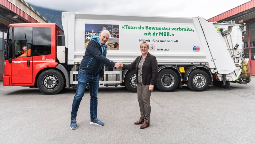 Vor dem Schriftzug: Stadträtin Sandra Maissen und Leiter Grün und Werkbetrieb Reto Gruber vor einem der Kehrichtfahrzeuge.