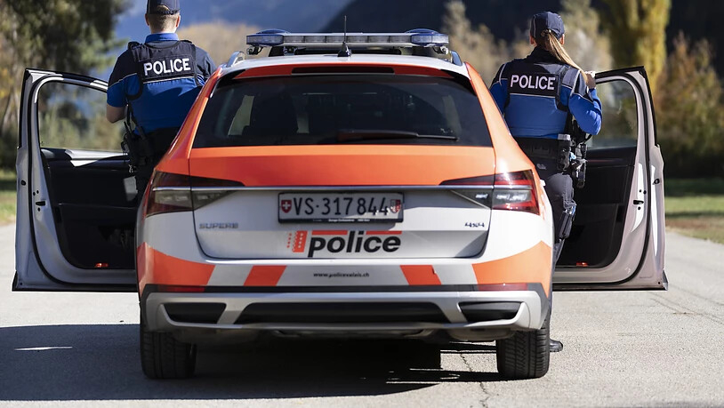 Die Kantonspolizei Wallis hat am Dienstagabend in Martigny einen Mann festgenommen, der am letzten Samstag mutmasslich ein öffentliches Lokal überfallen hat. (Archivbild)
