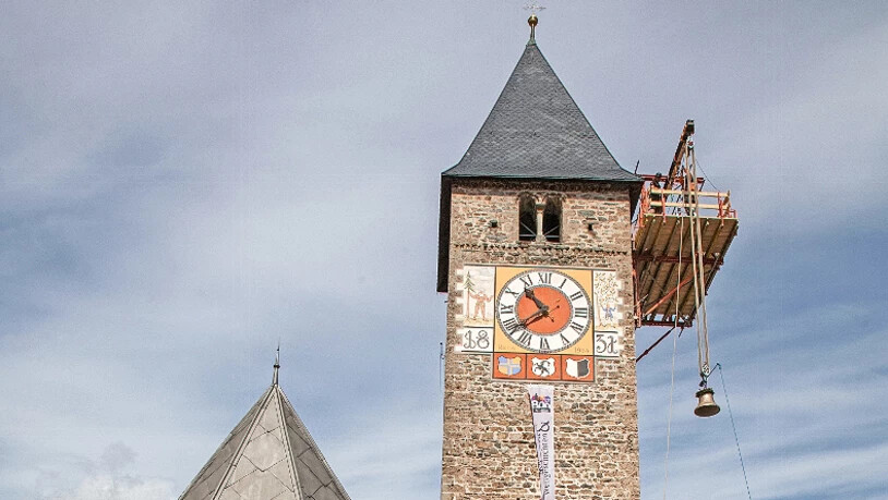 Festlicher Aufzug: Mit vereinten Kräften zieht die Dorfjugend die Walserglocke (links) in die Höhe. Der Glockenaufzug wurde mit einem Umzug und verschiedenen Festreden – im Bild Gemeindepräsident Hansueli Roth – gefeiert. 