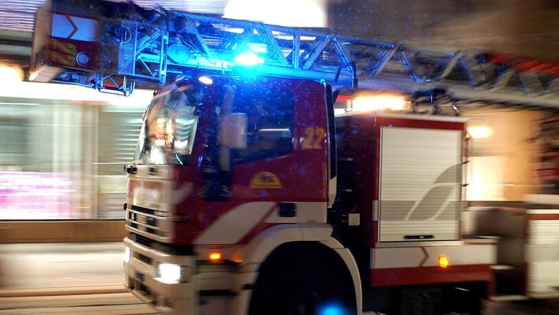 Drei Feuerwehren stand am Dienstagabend in Utzenstorf nach dem Brand eines Stalls im Einsatz (Symbolbild)