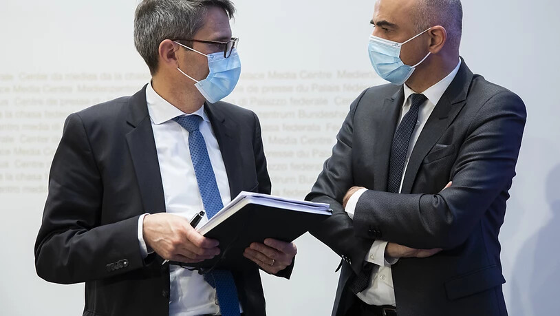 Gesundheitsminister Alain Berset (rechts) und Lukas Engelberger, Präsident der Konferenz der kantonalen Gesundheitsdirektorinnen und -direktoren (GDK), sind sich nicht einig darüber, wer bei einer allfälligen künftigen Explosion der Corona-Infektionen…