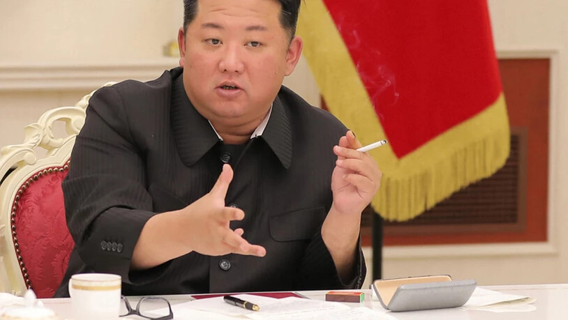 Dieses von der staatlichen nordkoreanischen Nachrichtenagentur KCNA zur Verfügung gestellte Bild zeigt den rauchenden Kim Jong Un (M), Machthaber von Nordkorea, beim leiten einer Sitzung des Präsidiums des Politbüros des Zentralkomitees der…