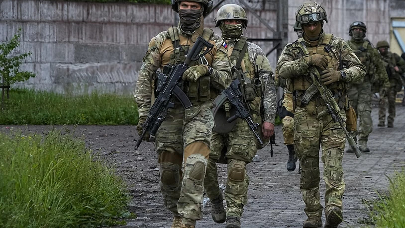 Russische Soldaten gehen durch einen zerstörten Bereich des Iljitsch Eisen- und Stahlwerks Mariupol. Nach Angaben des russischen Verteidigungsministeriums in Moskau haben sich in Mariupol seit Wochenbeginn 1730 ukrainische Kämpfer aus dem belagerten…