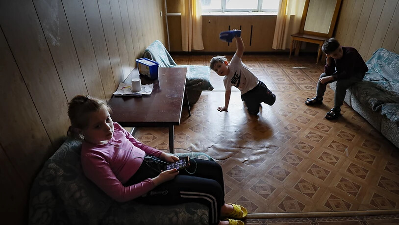 Kinder aus der Separatistenrepublik Donezk spielen in einem Übergangszentrum in Novocherkask in Russland. Nach Auskunft des russischen Verteidigungsministeriums sind 230'000 Kinder aus den umkämpften Separatistengebieten in der Ukraine nach Russland…