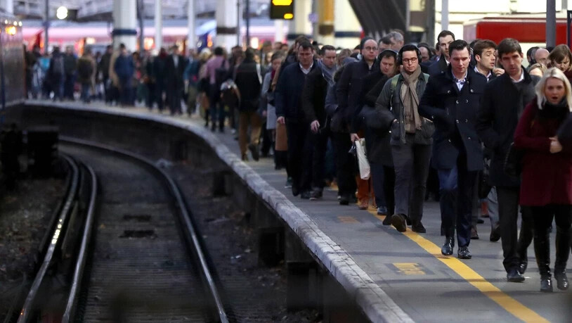 Bahnhof Waterloo in London: Mit Notfallplänen rüstet sich die Wirtschaft für einen möglichen Grossstreik bei der britischen Bahn. (Archivbild)