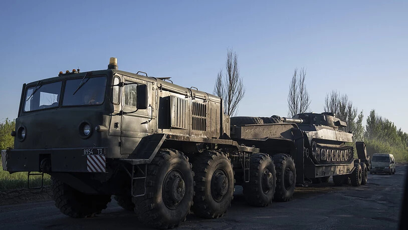 Ein Militärlastwagen transportiert ukrainische Panzerartillerie in der Region Donezk. Foto: Evgeniy Maloletka/AP/dpa/Archiv