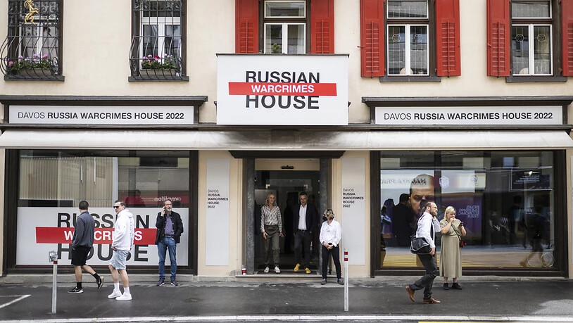 Das "Russland Haus" in Davos heisst dieses Jahr "Russland Kriegsverbrechen Haus". Eine ukrainische Stiftung stellt dort Bilder aus dem Ukraine-Krieg aus.