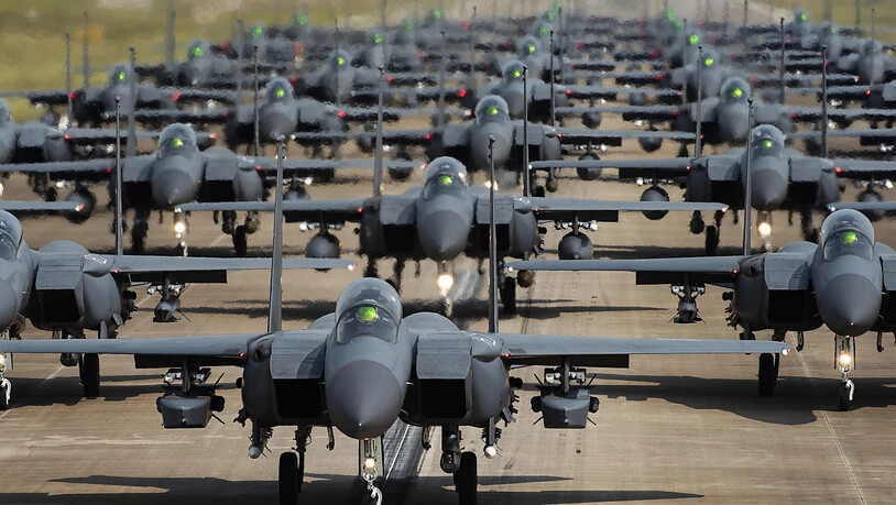 HANDOUT - Auf diesem vom südkoreanischen Verteidigungsministerium zur Verfügung gestellten Foto rollen F-15K-Kampfflugzeuge der südkoreanischen Luftwaffe auf einem Luftwaffenstützpunkt in Südkorea über eine Startbahn. Nordkorea führt nach Angaben von…