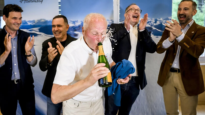 Zeit für den Champagner für Marius Robyr, den Direktor der Kandidatur