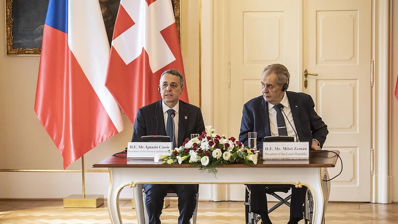 Bundespräsident Ignazio Cassis ist in Prag vom tschechischen Präsidenten Milos Zeman empfangen worden.