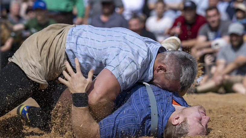 Das Highlight in der Sandgrube Basel: Samuel Giger bettet Joel Wicki ins Sägemehl