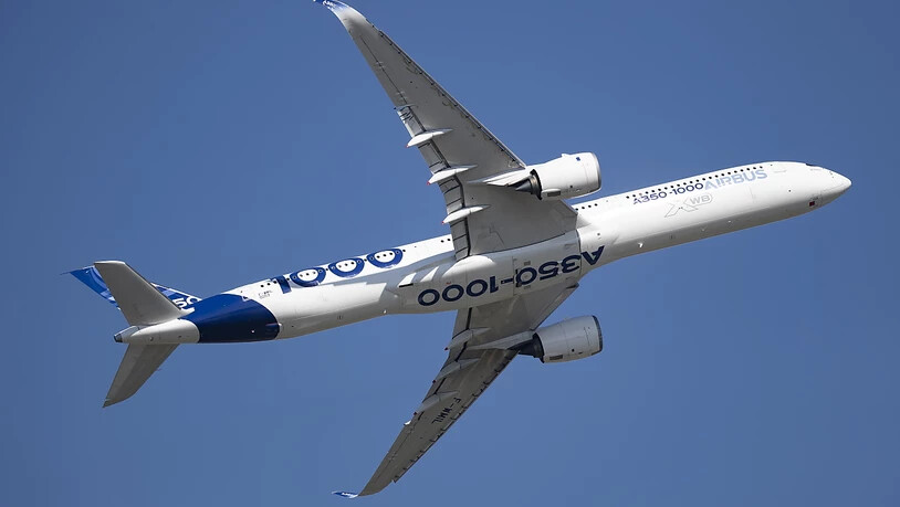 Um diesen Flugzeugtyp dreht sich der Streit: Der A350 von Airbus. Weil bei seinem Bau ein innovatives Material zum Schutz vor Blitzeinschlägen verwendet wird, ist er anfällig für Lackschäden. (Symbolbild)