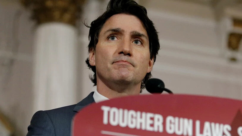 Justin Trudeau, Premierminister von Kanada, kündigt strengere Waffengesetze an. Mit einer neuen Gesetzesvorlage will Trudeaus Regierung den privaten Besitz von Handfeuerwaffen stoppen und Personen davon abhalten, solche Waffen nach Kanada einzuführen…
