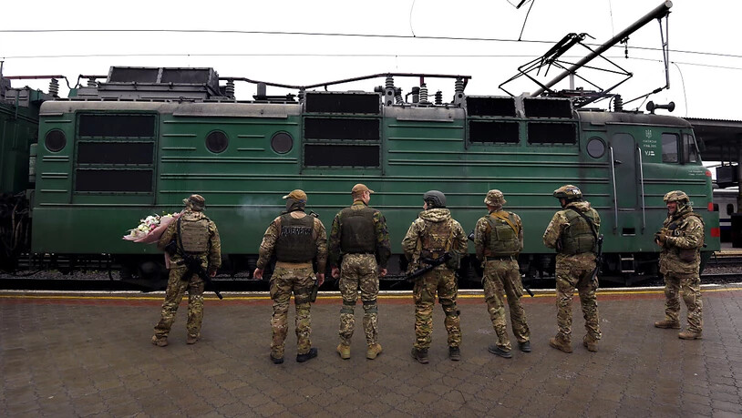 Ukrainische Soldaten Ende Mai am Bahnhof von Charkiw. Foto: Carol Guzy/ZUMA Press Wire/dpa