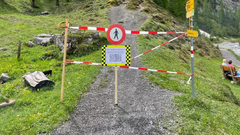 Kein Durchkommen: Hinweisschilder zeigen, dass der Weg durch das Ducantal gesperrt ist.