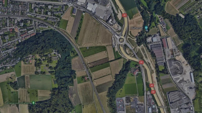 Das Gelände des Eidgenössischen Älpler- und Schwingfest ESAF in Pratteln. Begrenzt durch Autobahn (rechts), Eisenbahn (links) und bewaldeten Bach (unten).