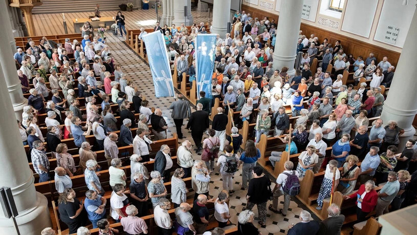 Festlicher Einzug: Hinter den Trägern der Kirchentagsfahnen marschieren die Delegierten der Kirchgemeinden mit ihren Salzstäben ein. 