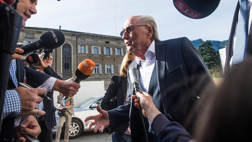 Sepp Blatter trifft beim Bundesstrafgericht in Bellinzona ein. Dort hat der Prozess gegen die ehemaligen Fifa-Präsidenten und gegen den ehemaligen Uefa-Präsidenten Michel Platini begonnen.