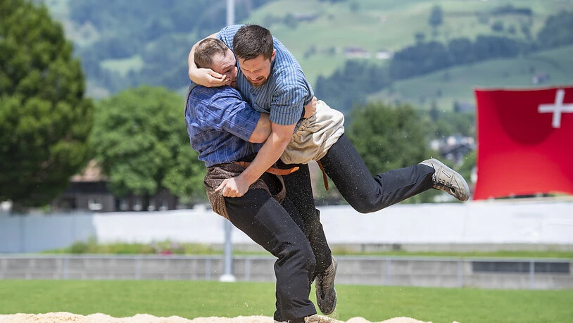 Joel Wicki (links) und Fabian Staudenmann bekämpften sich schon am letztjährigen Stoos-Schwinget, der wegen der Pandemie in Ibach stattfand.