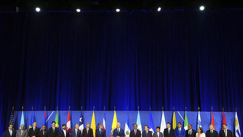 Joe Biden (M), Präsident der USA, spricht während eines Treffens zum Thema Migration im Rahmen des IX. Gipfeltreffens der Organisation Amerikanischer Staaten (OAS). Foto: Sean Kilpatrick/The Canadian Press/dpa
